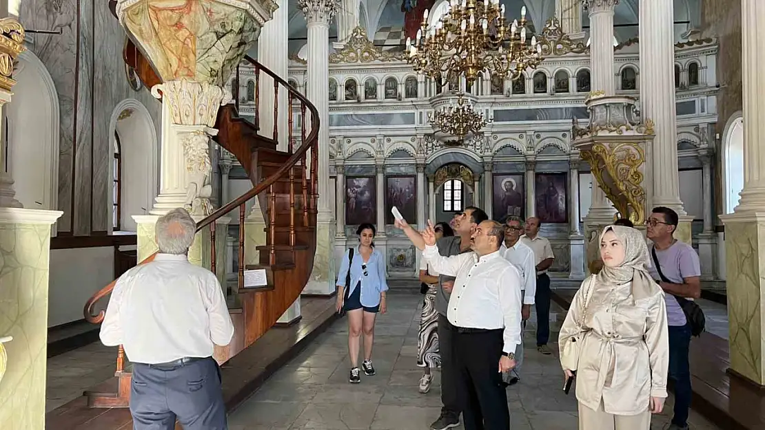 Vali Ustaoğlu, tarihi camileri ziyaret etti