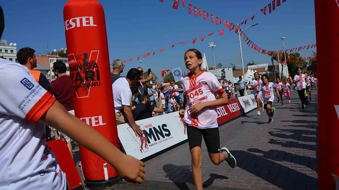 Vestel Yarı Maratonu'nda çocuk koşusu tamamlandı