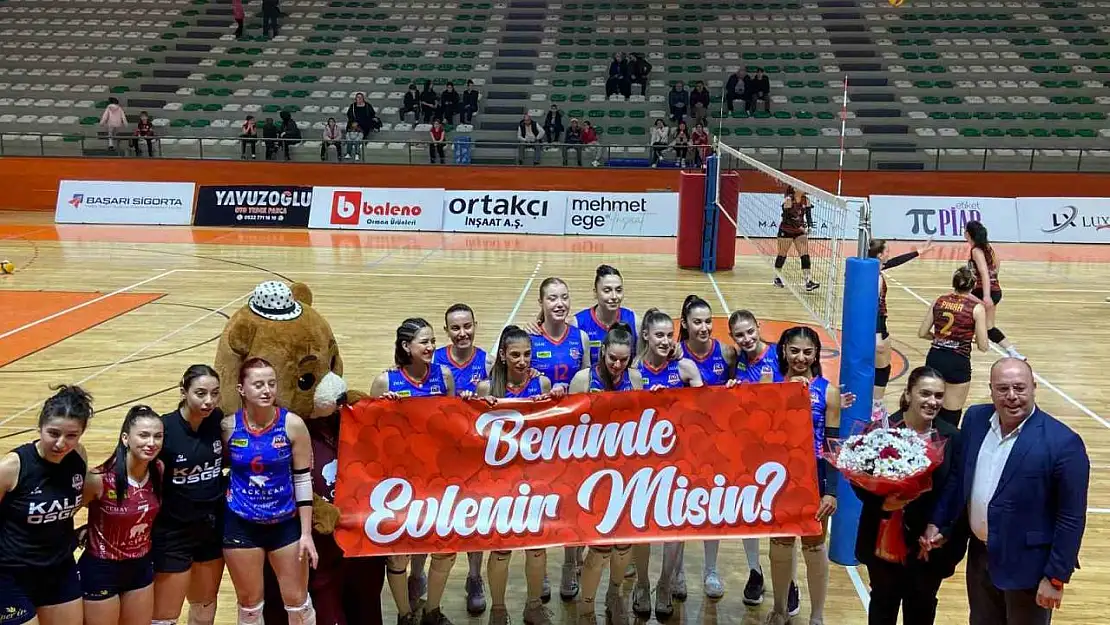 Voleybol maçında sürpriz evlenme teklifi