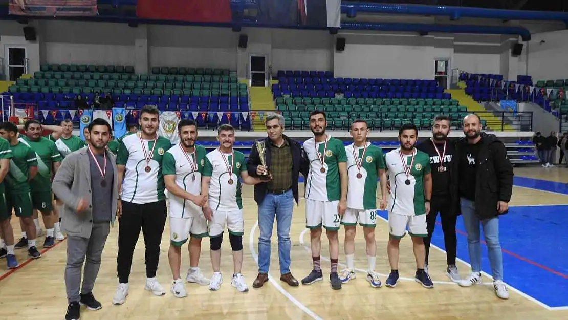 Voleybol turnuvasında şampiyon Gediz Ardıç Ormanspor