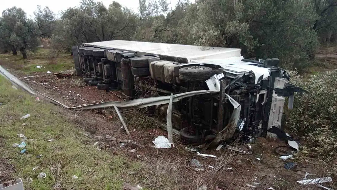 Yabancı plakalı tır karşı şeride geçerek hendeğe yuvarlandı