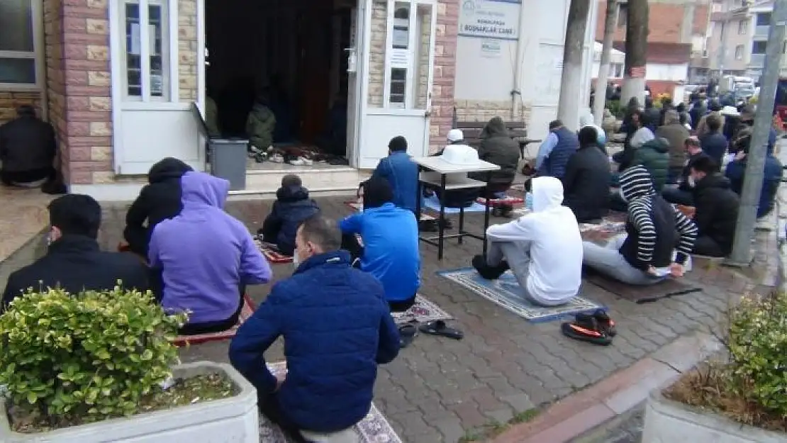 Yağan rahmet altında namazlarını kıldılar
