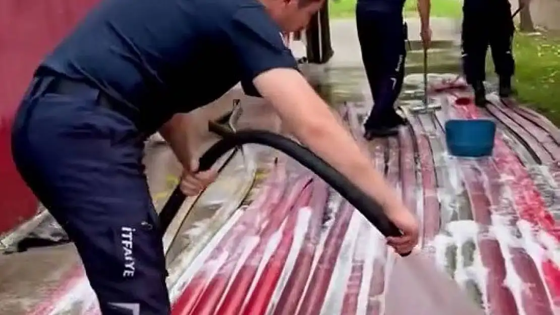 Yangın savaşçılarının ekipman temizliği de takdir topladı