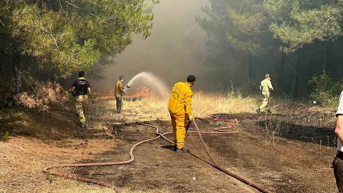 Yangına müdahale eden ekipler alevlerin içinde kaldı