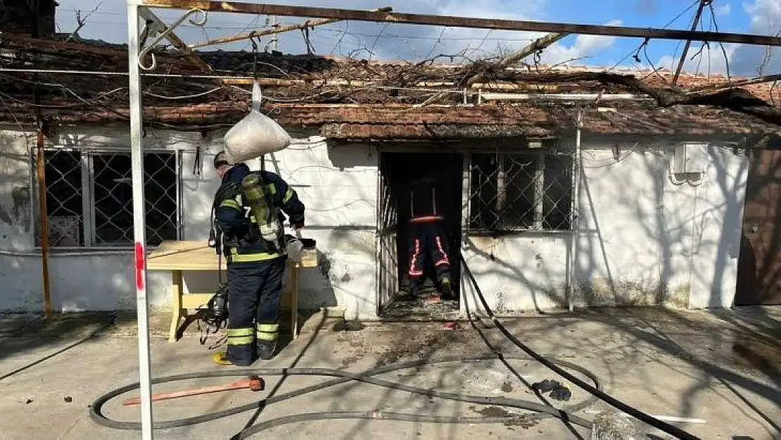 Yangında mahsur kalan iki kişiyi itfaiye kurtardı