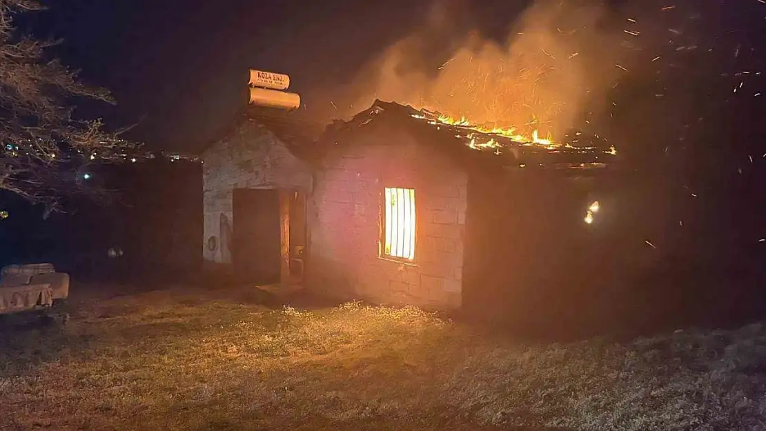 Yangında mahsur kalan yaşlı adamı komşuları kurtardı