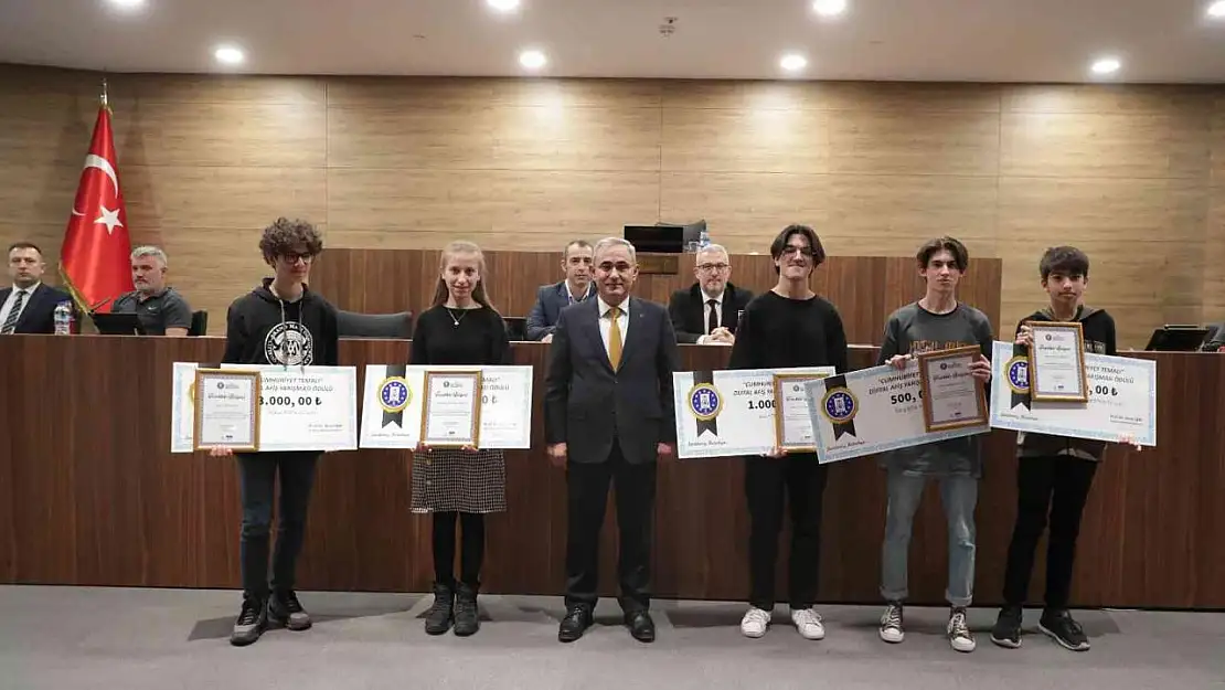 Yarışmada derece elde eden öğrencilerin ödüllerini Başkan Işık verdi