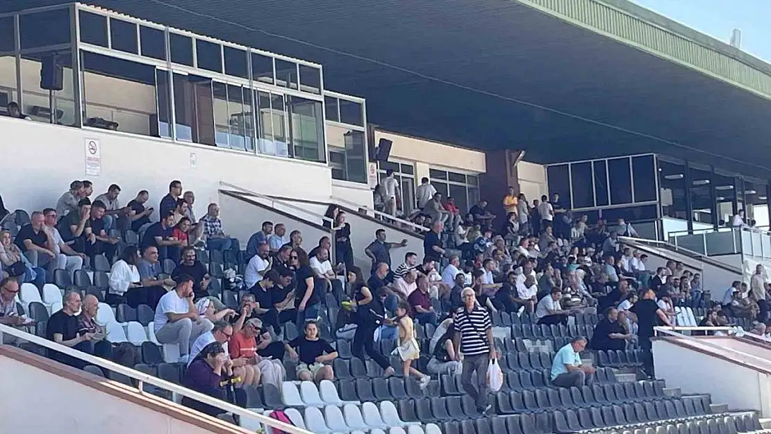 Yarışseverler bayramın son gününü hipodromda geçirdi