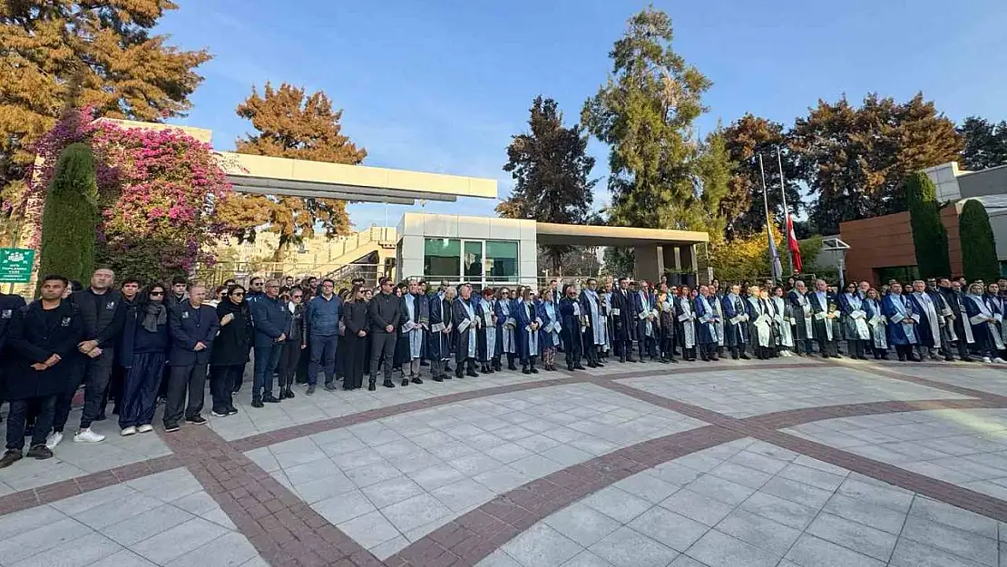 Yaşar Üniversitesi, 10 Kasım'da Ata'yı andı