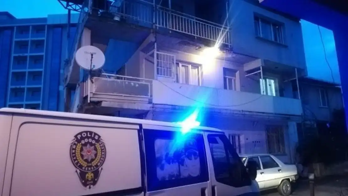 Yaşlı adam karısını baltayla ağır yaraladı