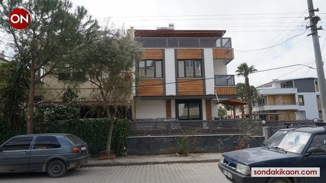 Yaşlı adam karısını satırla yaraladı