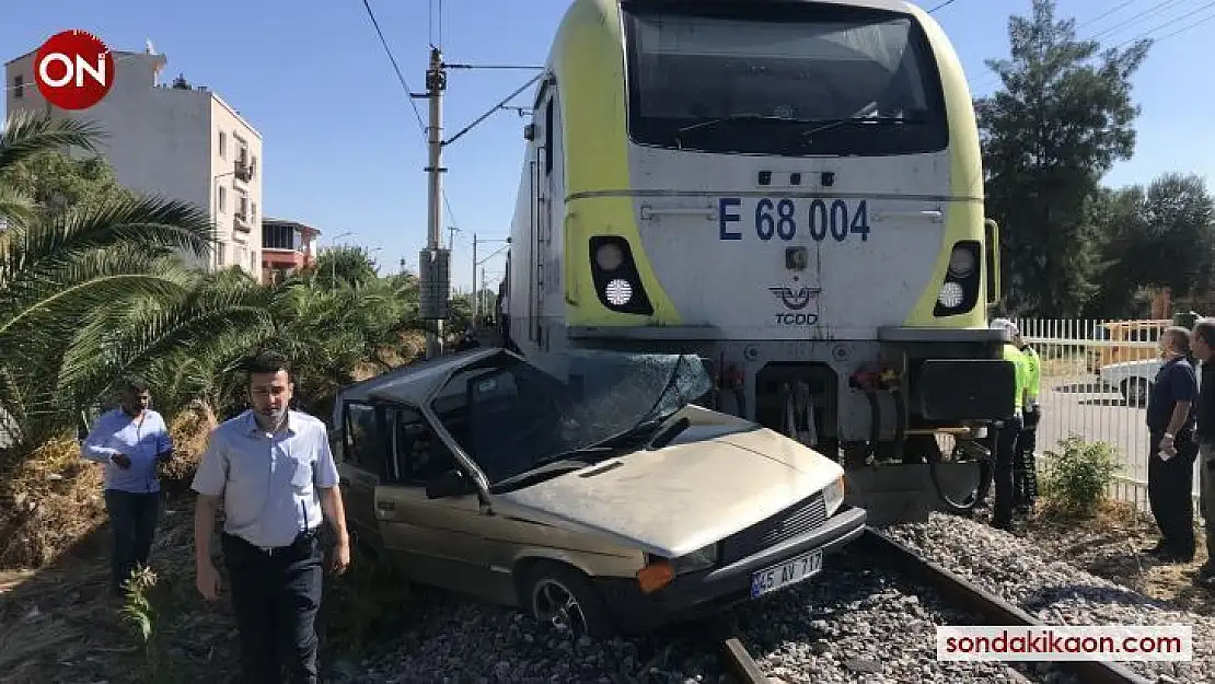 Yaşlı adam trenin çarptığı otomobilden sağ çıktı