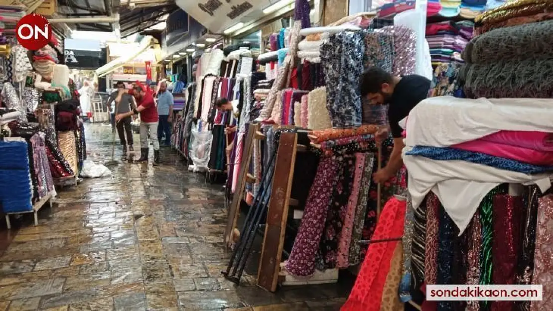 Yaz yağmuru Tarihi Kemeraltı Çarşısı'nı göle çevirdi