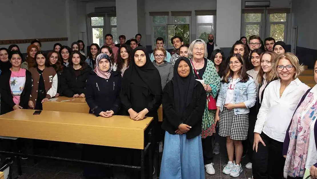 Yazar Kristin Dahl Nilüfer'de öğretmen adaylarıyla bir araya geldi
