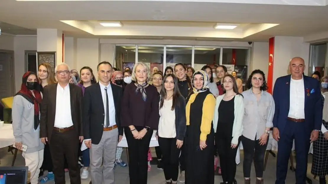 Yazar Menekay üniversiteli öğrencilerle buluştu