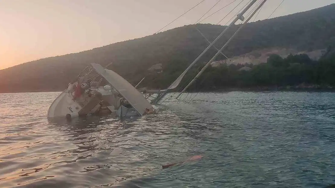 Yelkenli kayalıklara çarptı, su almaya başladı: 5 kişi teknelerle tahliye edildi