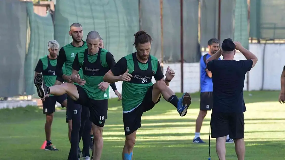 Yeni sezon hazırlıklarını sürdüren Denizlispor taktik çalıştı