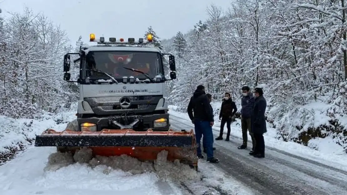 Yenice'de buzlanan yolda tır şarampole devrildi