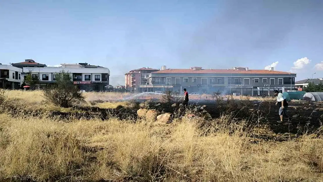 Yerleşim alanlarına yakın noktada çıkan örtü yangını korku yaşattı