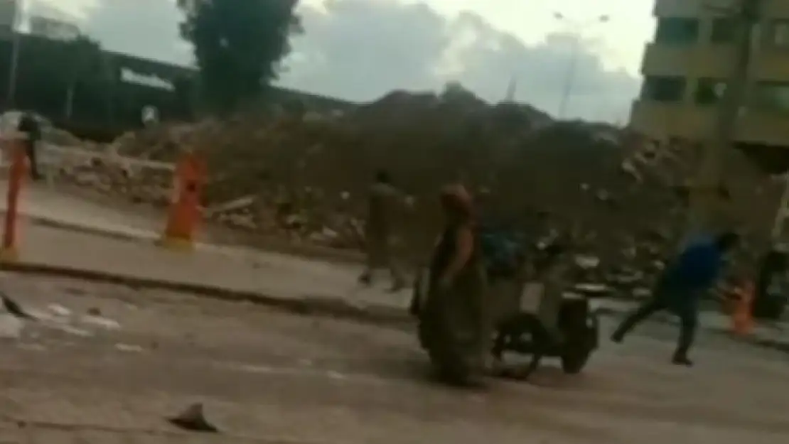 Yıkılan binaların demirlerini toplayan hurdacılar birbirlerine girdi