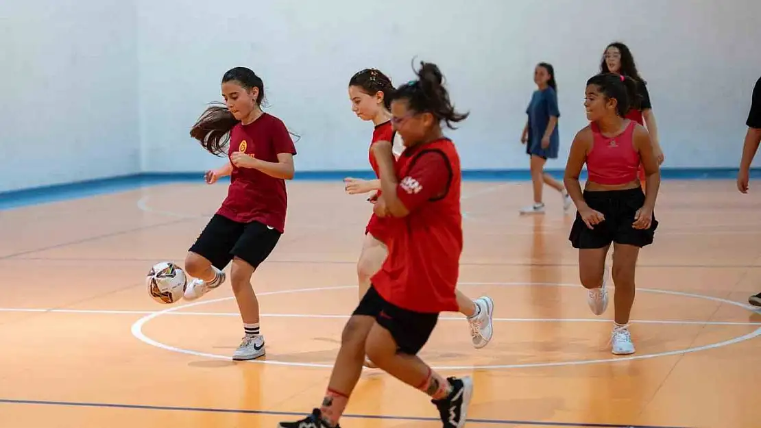 Yıldız Kızlar salon futbolu ile tanıştı