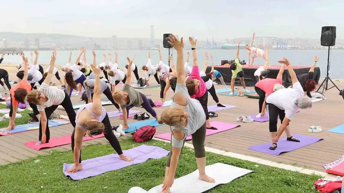 Yoga tutkunları Bayraklı'da buluştu