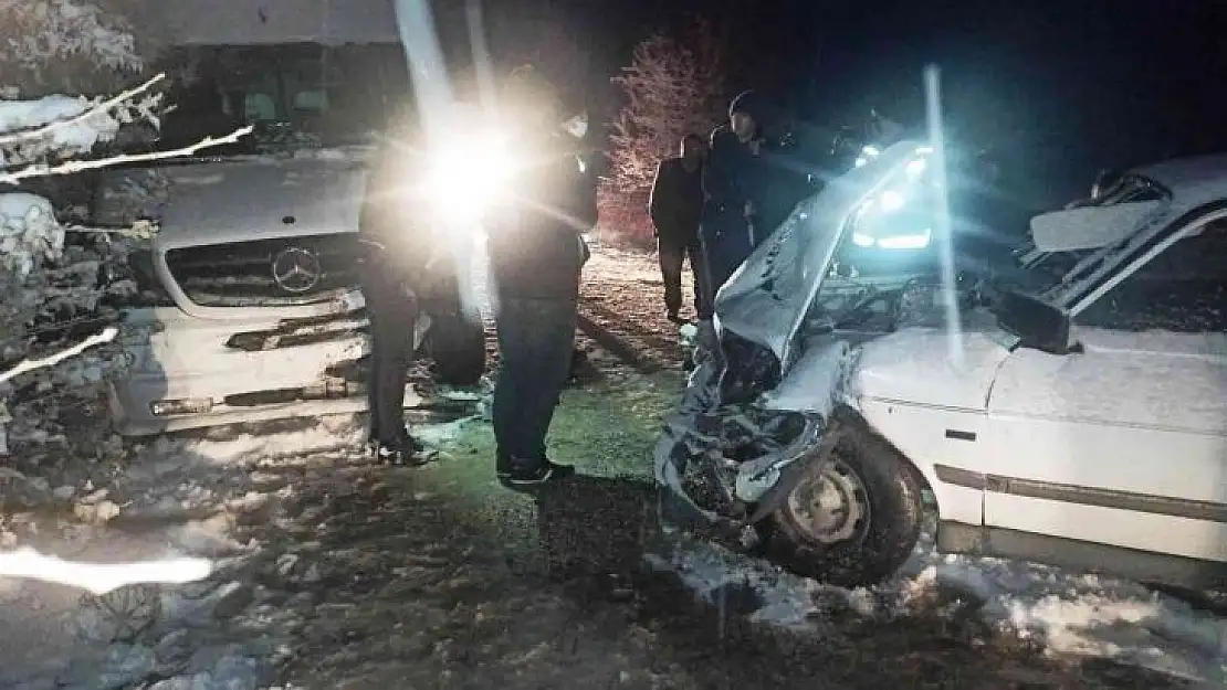 Yoğun kar yağışı kazaya neden oldu: 3'ü ağır 4 yaralı