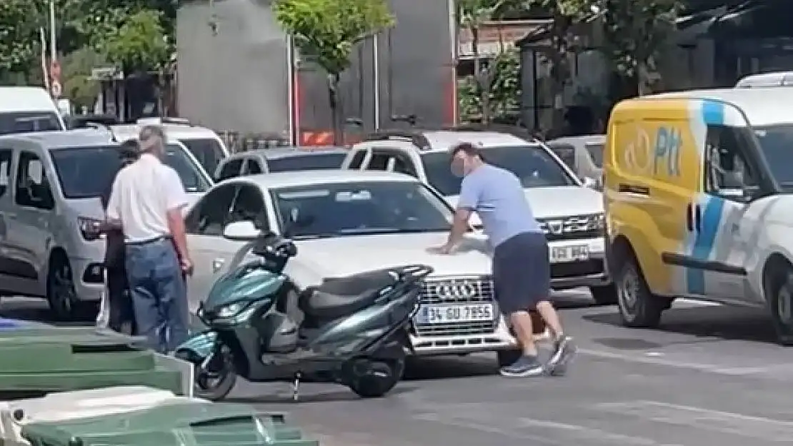 Yol verme tartışmasında aracın önünü kesti, sileceği kırıp cama yumruk attı