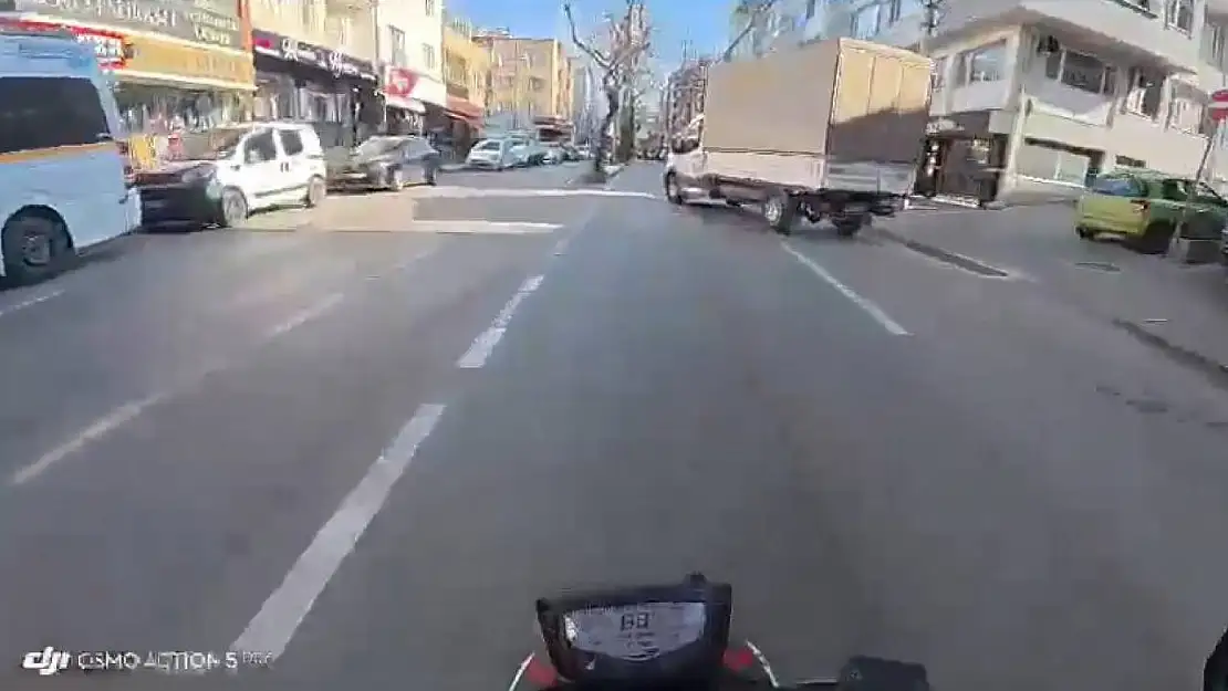 Yola çıkan kamyonete çarpmamak için manevra yaptı, ters yöne girip otobüse çarptı