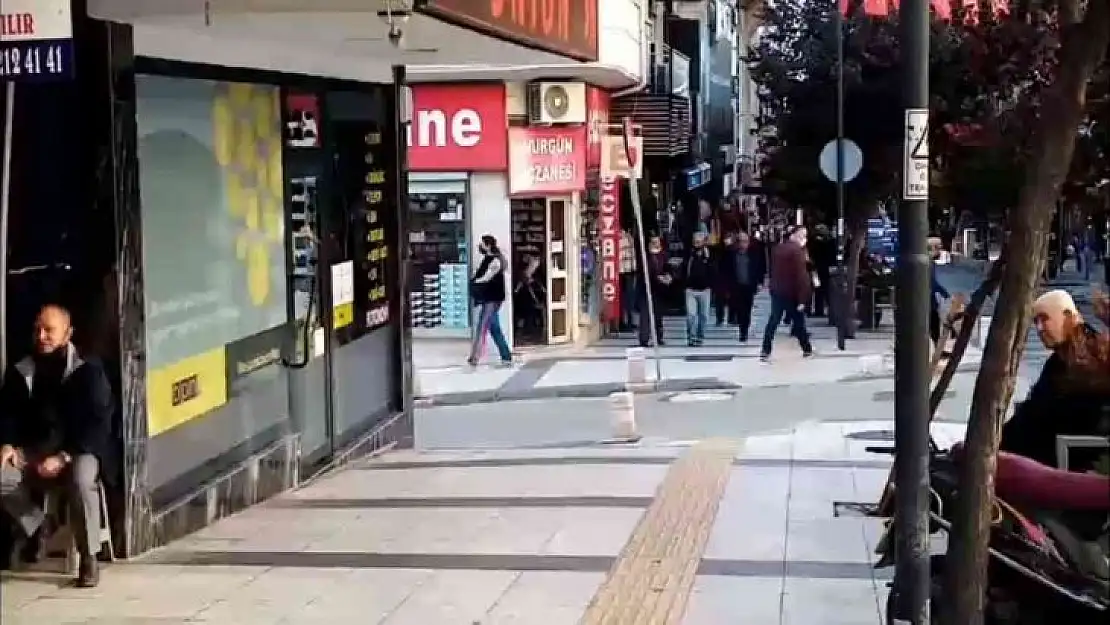 Yola saçılan paraları toplayıp gitti