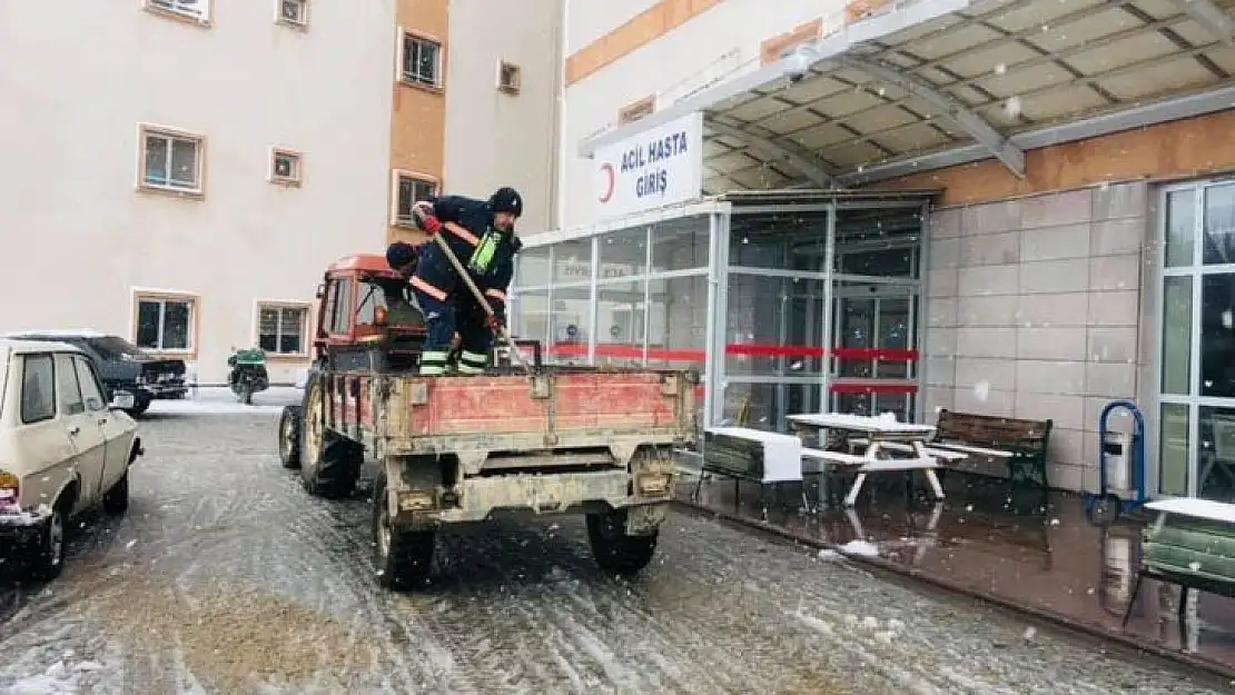 Yolda mahsur kalan sürücülerin yardımına Ezine Belediyesi yetişti