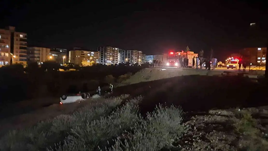 Yolu karıştıran otomobil dere yatağına uçtu 2 yaralı