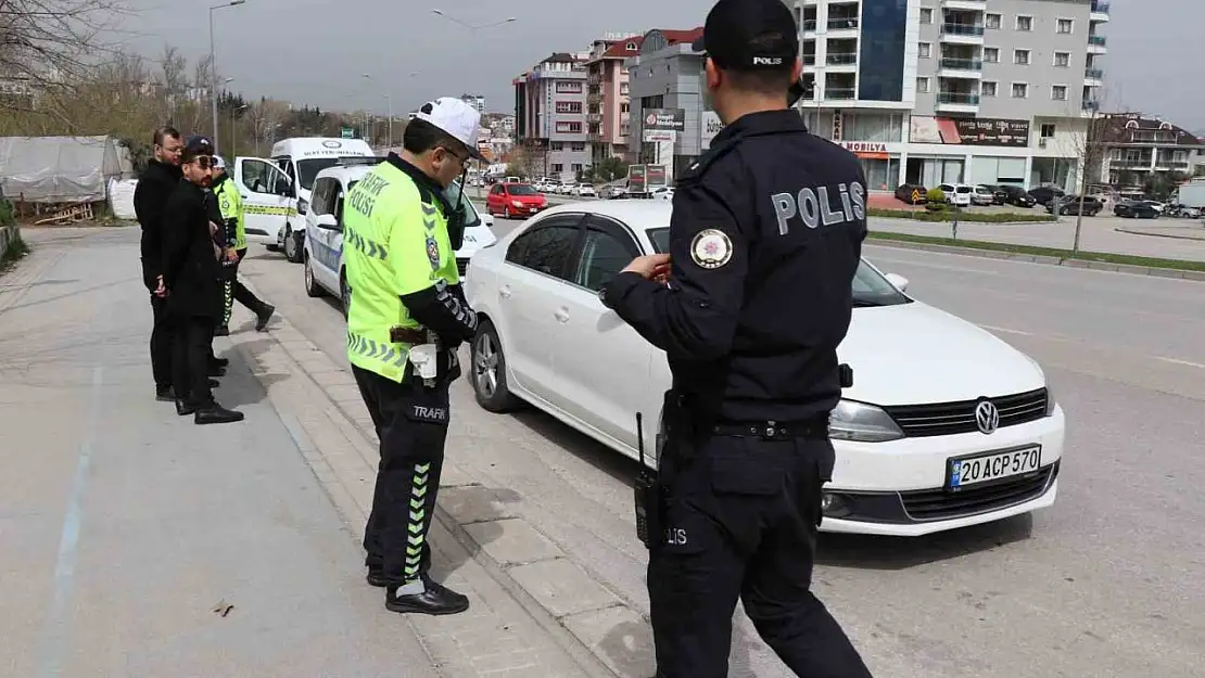 Yolun karşısına geçerken otomobilin çarptığı yaşlı adam kurtarılamadı