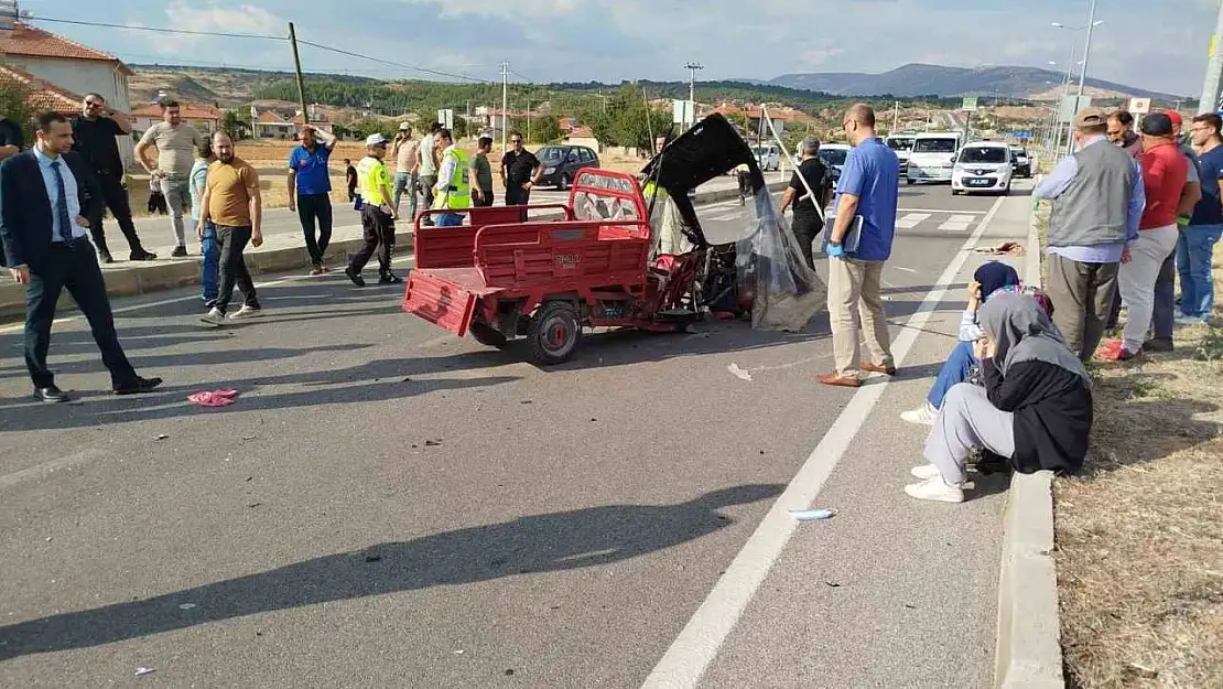 Yolun karşısına geçmek isteyen elektrikli motor sürücüsüne araç çarptı 1 ölü