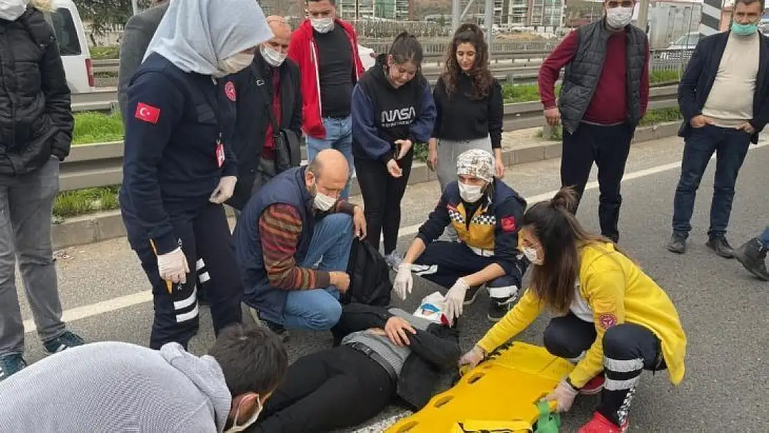 Yolun karşısına geçmeye çalışan gence otomobil çarptı