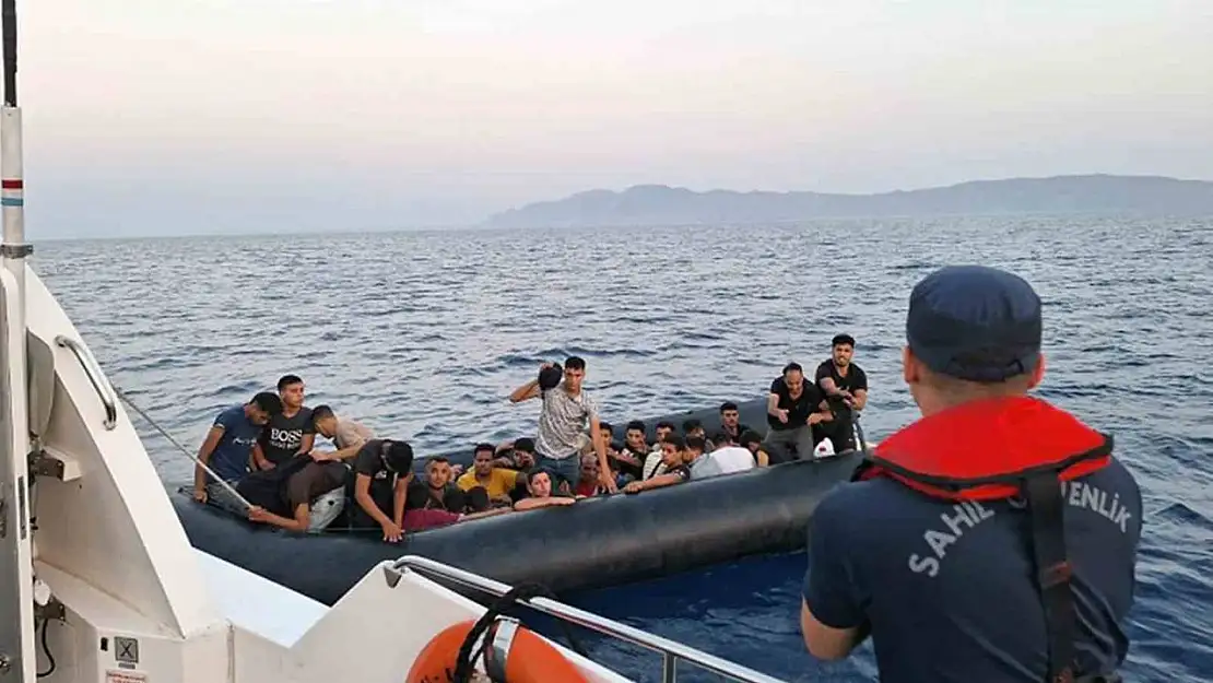 Yunanistan'ın Türk karasularına geri ittiği 31 düzensiz göçmen kurtarıldı