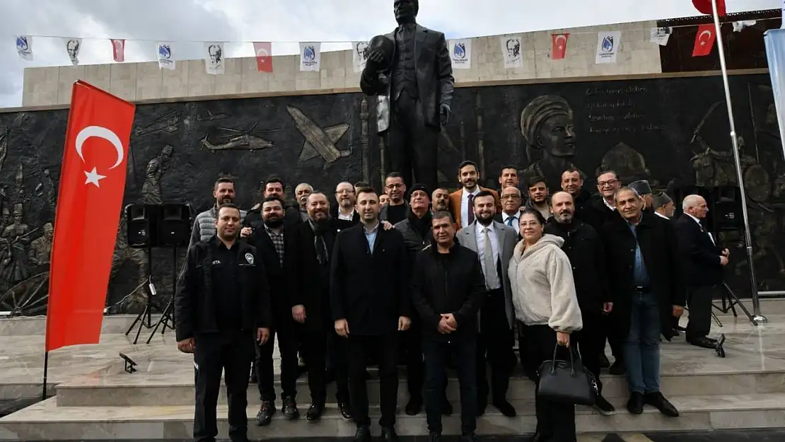 Yunusemre 100. Yıl Meydanı Atatürk heykeliyle taçlandı