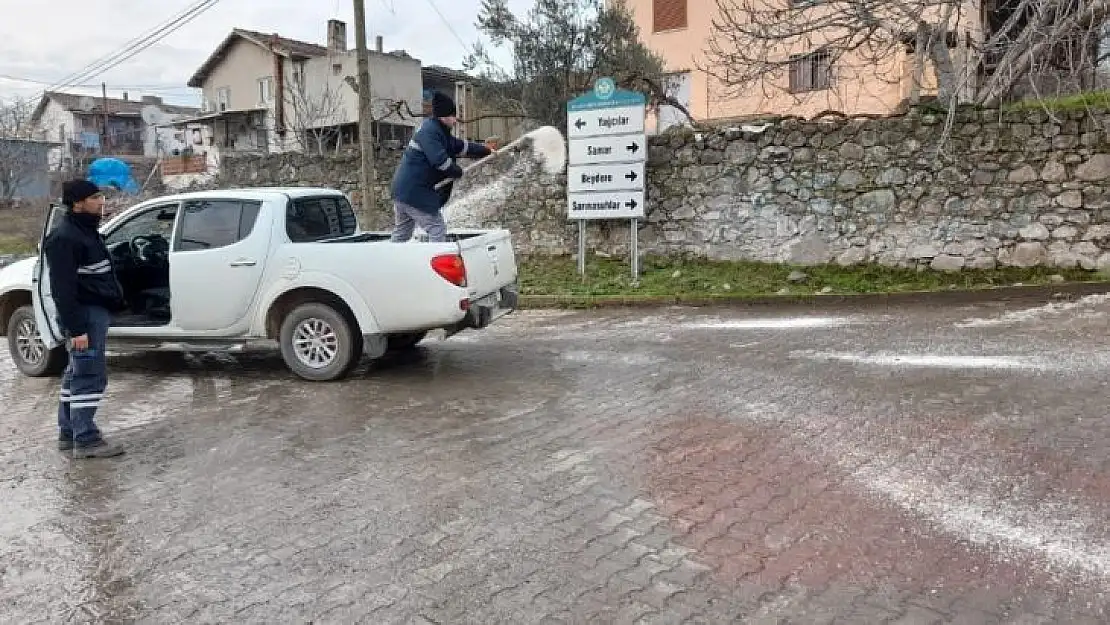 Yunusemre'de buzlanan yollarda tuzlama çalışması