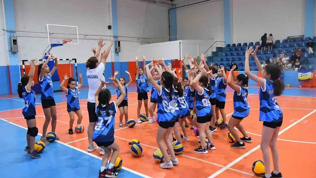 Yunusemre'de yaz spor okulu voleybol kursları yoğun ilgi görüyor