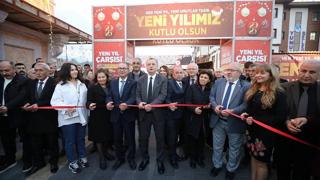 Yunusemre'de Yeni Yıl Çarşısı açıldı