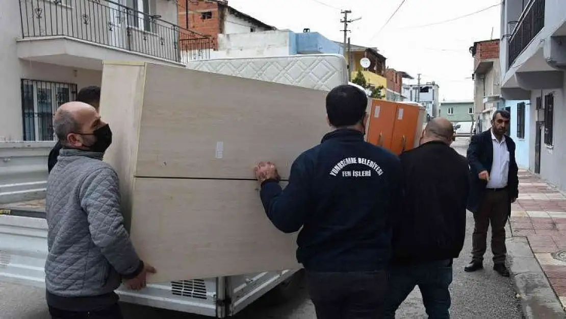 Yunusemre görme engelli vatandaşın yardımına koştu