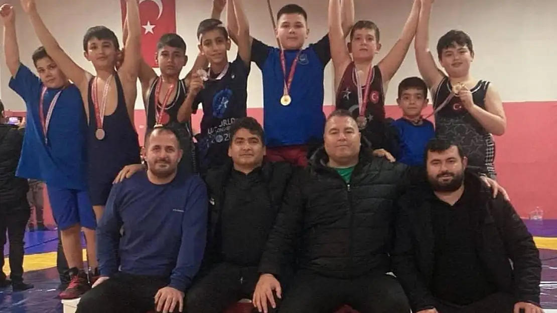 Yunusemre'nin minik güreşçileri Uşak'ta 8 madalya kazandı
