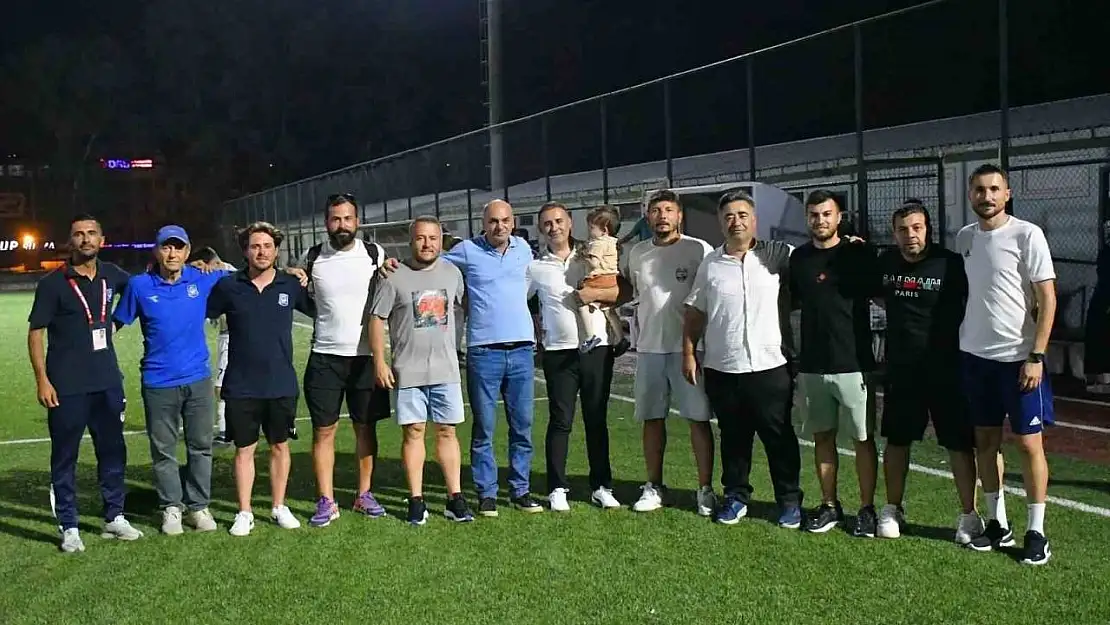 Yunusemre'nin U17'leri İzmir'de şampiyon oldu