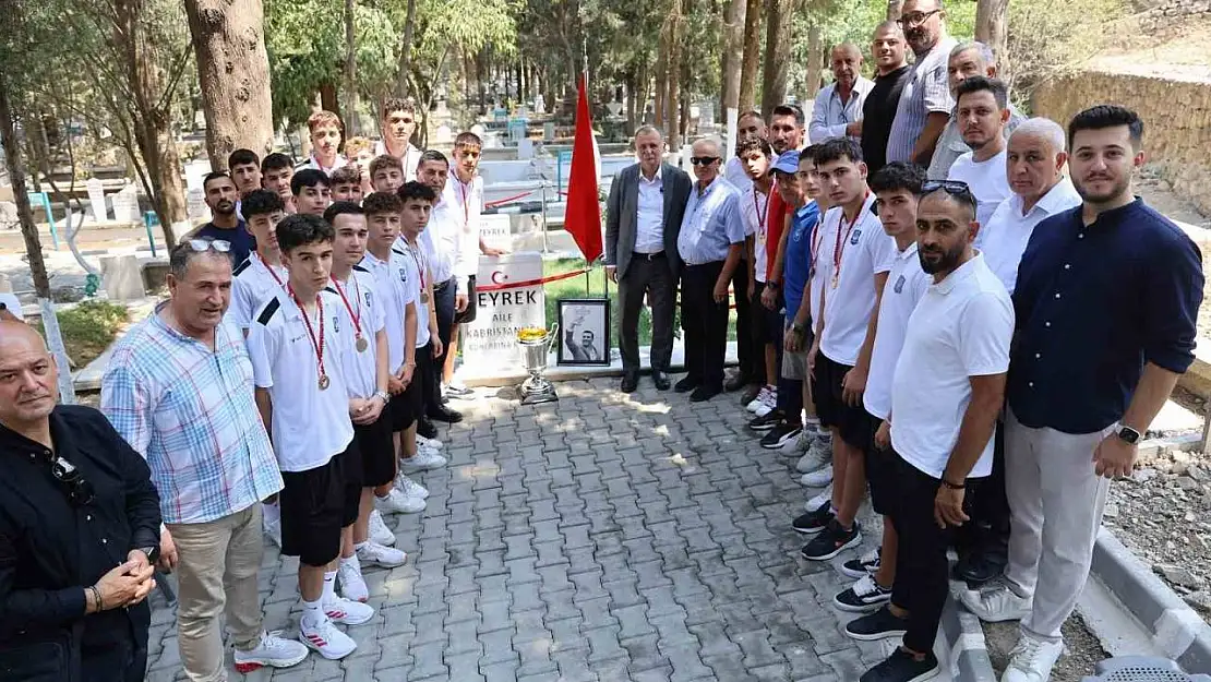 Yunusemre'nin U17'leri şampiyonluk kupasıyla Ferdi Zeyrek'in mezarına gitti