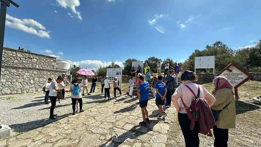 Yunusemreli doğaseverler Aigai'yi gezdi