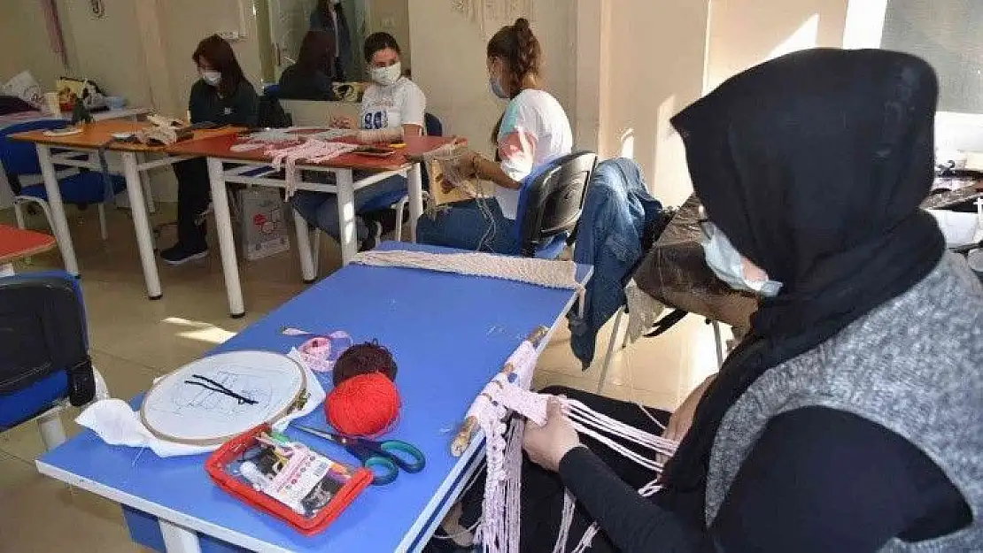 Yunusemreli kadınlar el sanatlarını öğreniyor