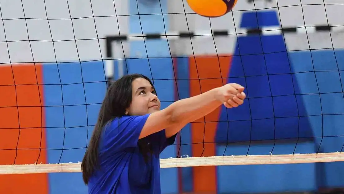 Yunusemreli voleybolcu Nisa'dan spor ve eğitimde örnek başarı