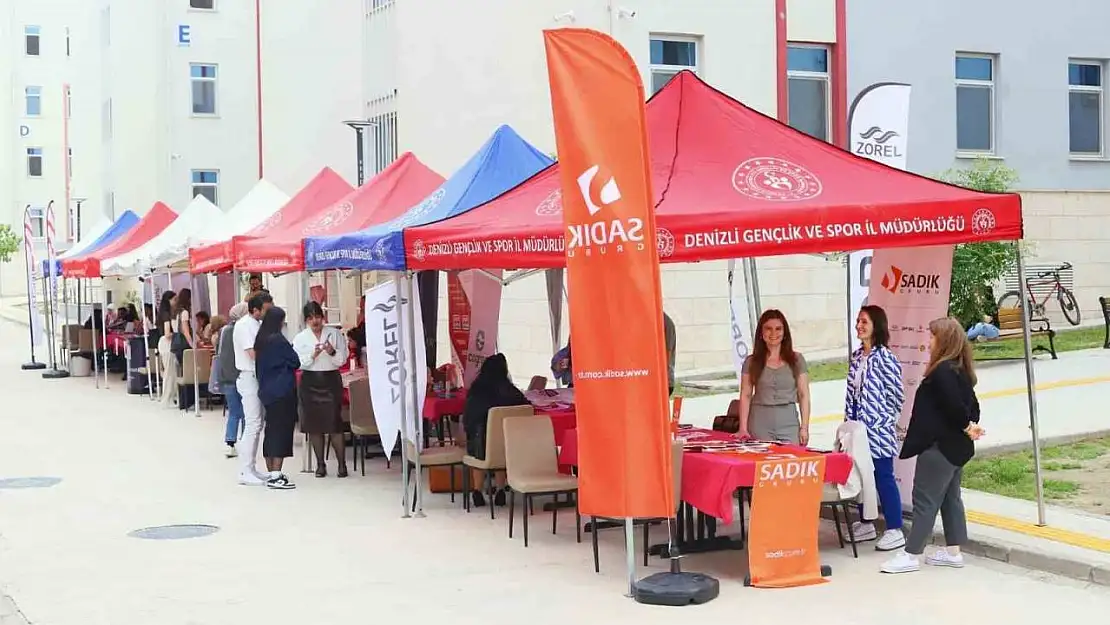 Yurtlarda kalan kız öğrenciler kariyer fuarında firmalarla buluştu