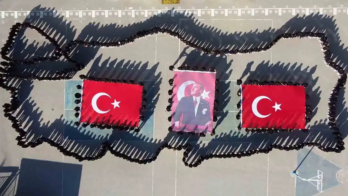 Yüzlerce öğrenci Cumhuriyet Bayramı için Türkiye haritası oluşturdu