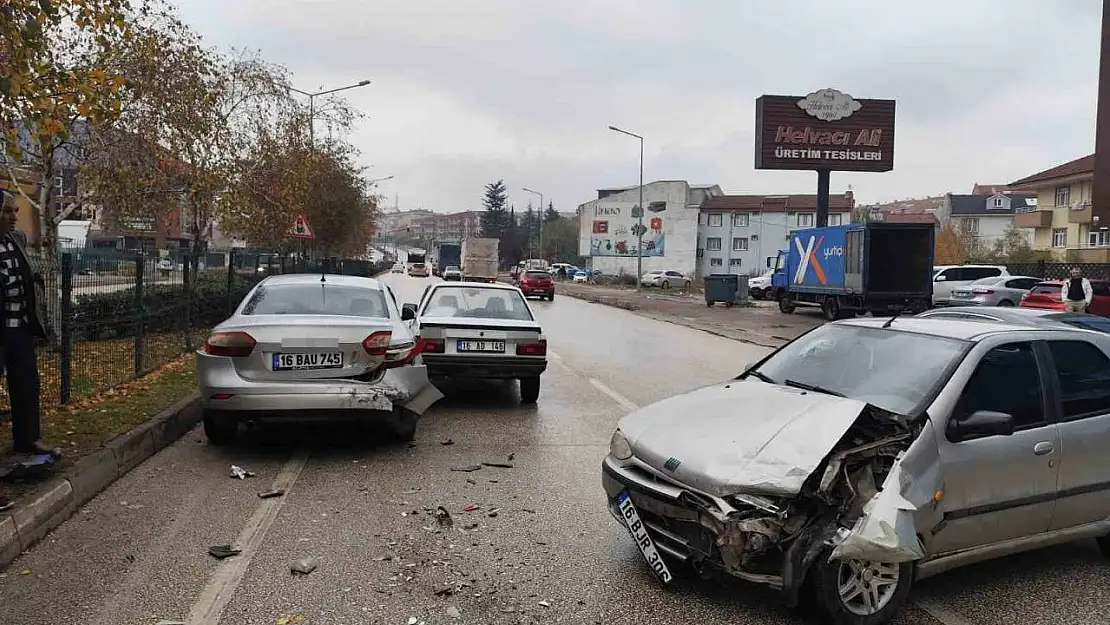 Zincirleme kazada 1'i bebek 3 kişi yaralandı